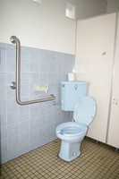 Medium_01　車いす対応トイレ　便器